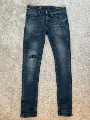 Dondup George  - Nypris 3600kr men säljer för endast 649kr! Super feta och trendiga jeans i modellen George. Slitningar från fabrik! Inte sönder!