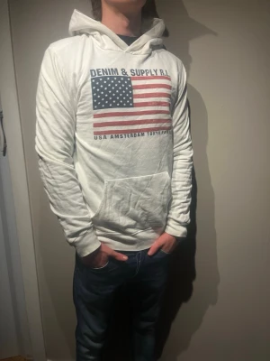 Ralph lauren hoddie - Denim & supply hoddie ifrån ralph lauren. Färg vit och tryck med vintage usa flagga. Storlek S. Modellen är 177 och väger 65kg. Nypris 2299kr Skriv för mer info✨✨