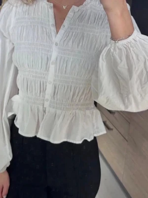 Vit blus med volang och puffärm - Supersöt vit blus. Buda på! Pris går alltid att diskutera. Lånad bild men skriv vid fler frågor. 🤍🤍 