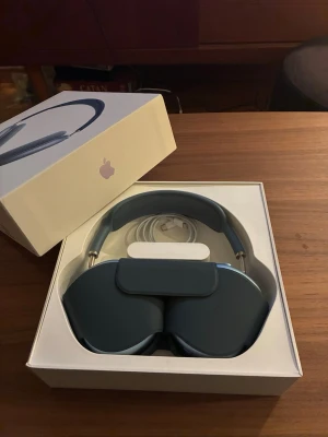 AirPods Max  - I toppskick, rekommenderar dom starkt. Midnight modellen (2024) 