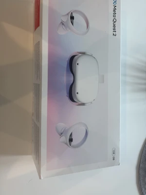 Meta Quest 2 VR-headset 128GB - Säljer min Meta Quest 2 VR-headset då jag inte använder den längre. Har 128GB lagring. Paketet innehåller ett vitt headset och två matchande handkontroller. Modern design i plast med rundade former. Perfekt för gaming och VR-upplevelser, trådlös och enkel att använda. Inga tecken på användning. Pris kan diskuteras.