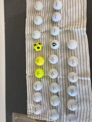 Samling golfbollar i olika färger - Säljer 26st golfbollar, mestadels vita men även några gula och en gul med svart fotbollsmönster. Flera olika märken syns på bollarna. Perfekt för dig som vill fylla på golfbagen med extra bollar