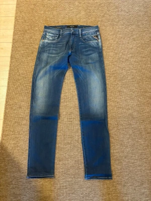 Replay anbass - Hej jag säljer ett par Replay Anbass hyperflex jeans. Jeansen i riktigt snygg marinblå färg perfekt för dig som vill ha ett par kvalitetsjeans med grym passform samt bra stretch. Nypris ≈2000kr, vårat pris 599kr.  Skick: 9/10 Storlek: W32L34 Midja: 42cm Lår: 26cm Ytterlängd: 107cm Innerlängd: 84  Skriv gärna om du vill ha fler bilder eller har frågor!