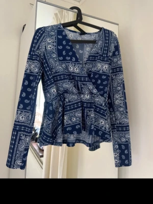 Blå omlottblus - Fin blus ifrån gina, ej använd 
