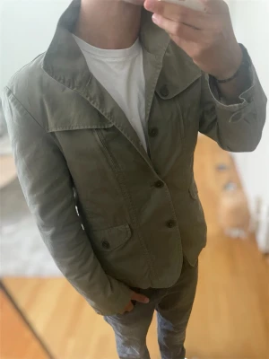 Olivgrön overshirt/kavaj från Buona Giornata - Stilren olivgrön kavaj från Buona Giornata | skriv vid funderingar!