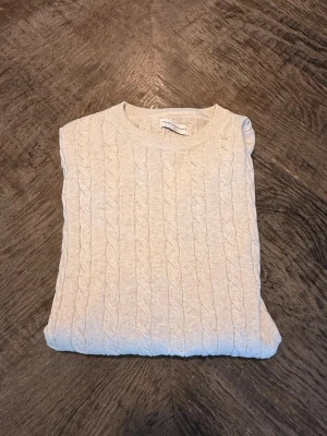 These Glory Days tröja - Riktig snygg beige tröja ifrån Tgd. Säljer då den knappt är använd. Det är storlek M med en riktigt schysst passform. Köptes för 800kr.