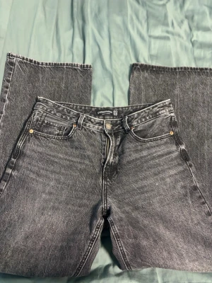 Svarta raka jeans från Stradivarius - Säljer ett par svarta jeans från Stradivarius med rak passform. 