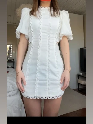 Showpo klänning - Jättefin klänning från showpo i storlek 34/xs, aldrig använd. Öppen i rygg och lite på sidorna. Perfekt till student, bara att höra av sig vid frågor🥰