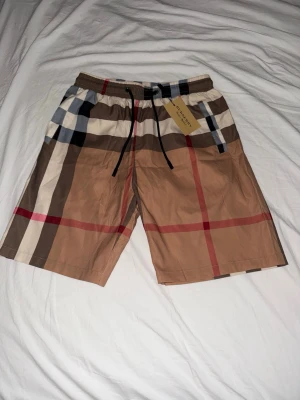 Burberry  - Burberry shorts, helt oanvända och shippar inom 24 timmar 