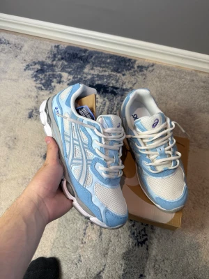 Ljusblå Asics gel nyc - -
