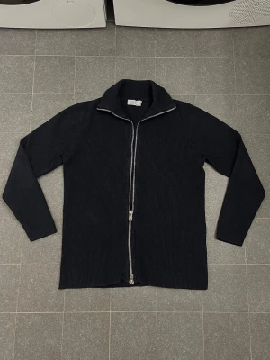 Ljung by Marcus Larsson - Tja, säljer en snygg mörkblå full zip från Ljung by Marcus Larsson. Priset går att diskutera, hör av dig vid minsta lilla fundering.