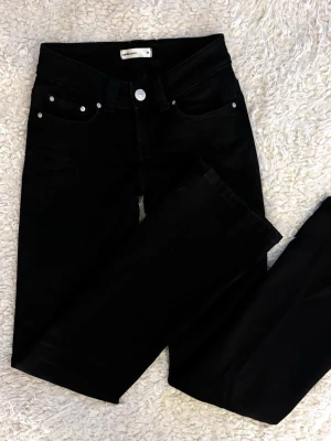Svarta Low Waist Jeans - Trendiga svarta jeans med låg midja och snygg passform ✨Perfekta att styla till både vardag och fest🥂Använda ett par gånger men inga synliga tecken på användning🍒Pris kan diskuteras 