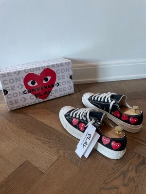Cdg skor  - Storlek 42.   Mycket bra skick. Skriv angående frågor, priset är inte hugget i sten för intresserade perfekta för sommaren. Nypris 1650