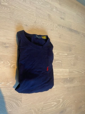 Mörk blå Ralph Lauren T-shirt  - Tja! Säljer en helt ny mörkblå Ralph Lauren T-shirt i storlek L.  Priset kan diskuteras och skickar inom 24 Tim😊💨