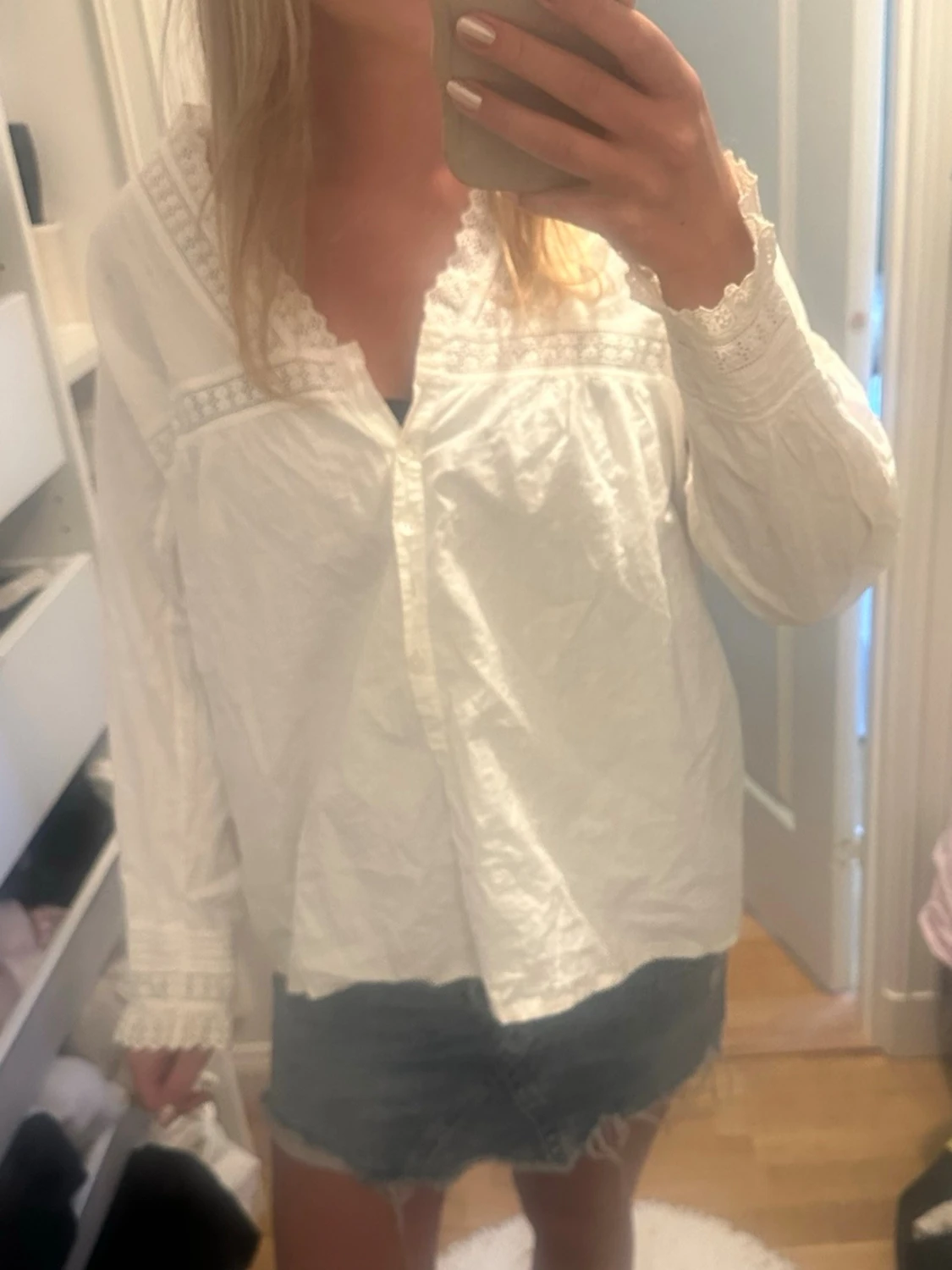 Vit blus med spetsdetaljer