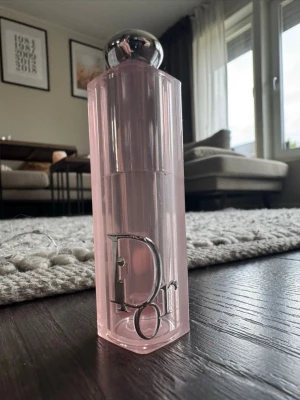 Dior Addict lipglow färgen 001 - En helt ny och helt oanvänd Dior addict lipglow i en elegant färg 001 som bara behöver bli din för ett billigt pris. Självklart äkta 