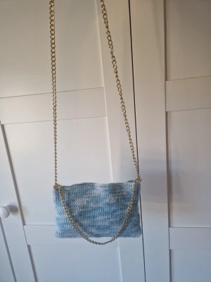 Axelväska/ handväska  - Hand made virkad axelväska och handväska 