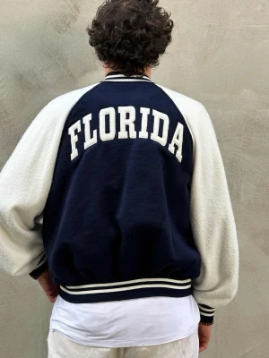 bomberjacka - säljer denna snygga oversized bomberjackan, från hm, köpt för flera år sedan, knappt använd. storlek S o är oversized, supersnygg 🤍 passar d flesta beroende på hur man vill att den ska sitta