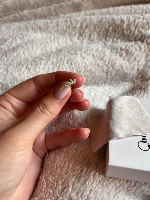 ”Flytande” navelpiercing med stenar - Jättefin navelpiercing från bodymod💕 den är i titan så den är allergivänlig💕 köpte den för en månad sedan och den funkade ingen bra för min navelpiercing och säljer därför💕 den är därför även bara testad💕 