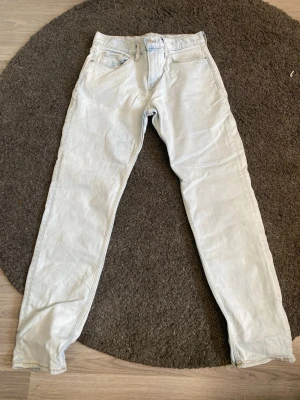 Ljusblå raka jeans - Säljer ett par ljusblå jeans med rak passform och klassisk femficksdesign. Jeansen har normal midja och är tillverkade i denim. Perfekta för en avslappnad och stilren look. Från hm i storlek 30, 32