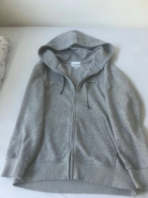 Lacoste zip - Säljer denna lacoste zip tröjan