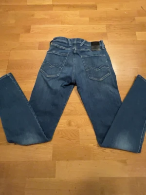 Blå jeans Wrangler straight fit - Säljer ett par replay jeans. pga att dom int kommer till användning. storlek W27 L32 pris kan diskuteras!!!