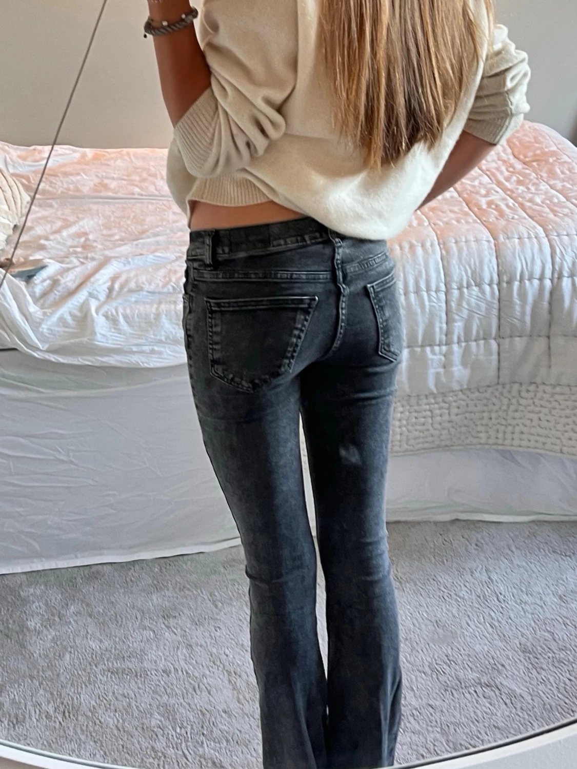 Svarta bootcut jeans med tvättad look - 2