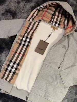 Burberry Zip grå - En burberry zip grå, Storlek:L men passar mig som är M bra. Mycket bra skick använd väldigt lite!