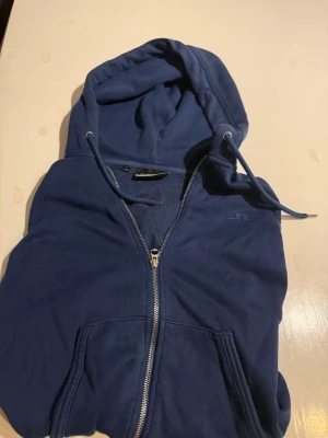 J.lindeberg zip hoodie  - Hej. Säljer en j.lindeberg zip hoodie som är i jätte bra skick. Nypris runt 1200 mitt pris 399