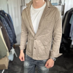 John henric overshirt - Mycket fint skick, en liten defekt bara. Nypris ca 1500kr. Passar dig som är 175-185cm ungefär. Modellen är 185 cm, 75 kg. Alltid billigare pris vid köp av flera varor‼️🙌Svarar alltid på frågor eller funderingar! 
