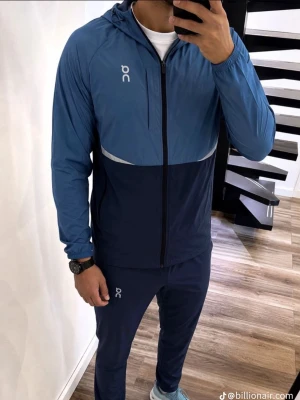 On Cloud Running vindjacka - mörkblå/svart  - Snygg On jacka i storlek M men sitter som S. Den är riktigt clean och passar till både träning men även som en vardaglig vindjacka. Nypris ligger på 2000. Pris kan alltid diskuteras vid snabb affär!