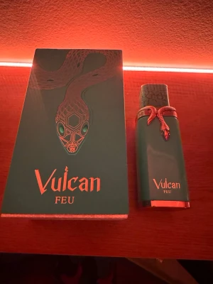 Vulcan Feu parfym parfym - Säljer en parfym som är inspirerad av God of fire. Vulcan feu är känd för den starka mango doften som man värkligen vill ha nu till sommar. Flaskan är helt ny bara några få sprut använd. Parfymen är perfekt för dig som vill få många komplimanger och lukta riktigt gått nu till sommaren