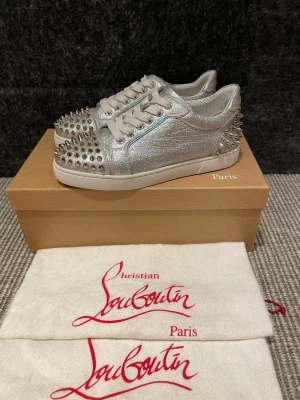Christian Louboutin skor  - Hej, säljer nu dessa svin snygga Christian Louboutin skor. Skorna är i grymt skick!  Begränsat antal boxar och dustbag. Hör av dig vid frågor.
