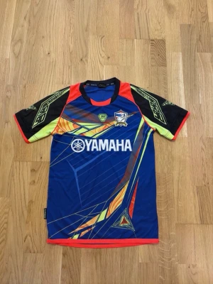 Yamaha X Thailand t-shirt - Hej! Säljer en Yamaha X Thailand T-shirt i färgen mörkblå, Storlek medium. Skick 9,5/10 hör av er för mer info, väldigt eftertraktade under sommarn.  Inspiration av JUL tröjan
