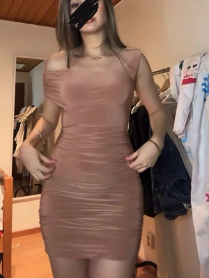 Ljusrosa offshoulder kort klänning - Säljer en snygg ljusrosa kort klänning med offshoulder-design och tight passform. Klänningen har rynkade detaljer längs hela plagget💕