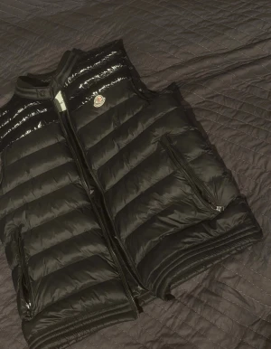 Moncler Väst - Svart Moncler Vest, storlek L. Gott skick