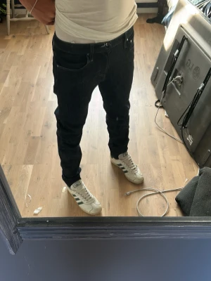 Mörk blåa Jacob cohen  slim fit jeans - Säljer ett par svarta slim fit jeans med klassisk femficksdesign och normal midja. Jeansen har en enkel look utan slitningar eller dekorationer, perfekta till en avslappnad stil. Materialet är troligtvis bomull med lite stretch för extra komfort.