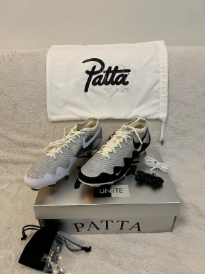 Nike x Patta Air Max Wave silver/svart - Nike X Patta fotbollsskor, limited edition, oanvända 