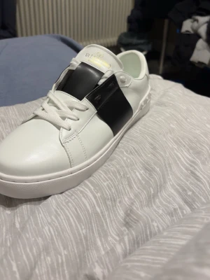 Vit och svart sneaker från Valentino - Säljer nu mina valentino sneakers som jag användit en gång, säljer dom för att dom inte var min smak på skor och att dom var lite för små på mig men det är ett par väldigt fina skor 👍