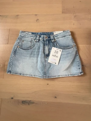 Ljusblå stradivarius jeanskjol  - Helt ny jeanskjol från stradivariu, jag har endast testat den på bilden och alla lappar och allt är kvar!