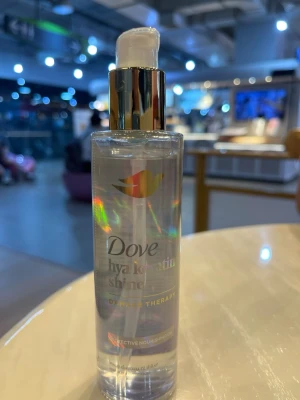 Dove Hya Keratin Shine olja - Säljer en Dove Hya Keratin Shine Damage som är en keratin hår olja. Är asisat och det här är min gatekeep för glansigt och sinnessjukt lent hår. Får komplimanger om mitt hår dagligen och säljer denna nya produkt för endast 200 kr. Denna produkt finns inte i Sverige.