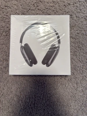 Apple AirPods Max hörlurar svart - Stilrena Apple AirPods Max i svart med over-ear design. Hörlurarna har en robust metallbåge och mjuka öronkuddar för extra komfort. Perfekta för dig som vill ha grymt ljud och snygg design. Levereras i originalförpackning. USB C