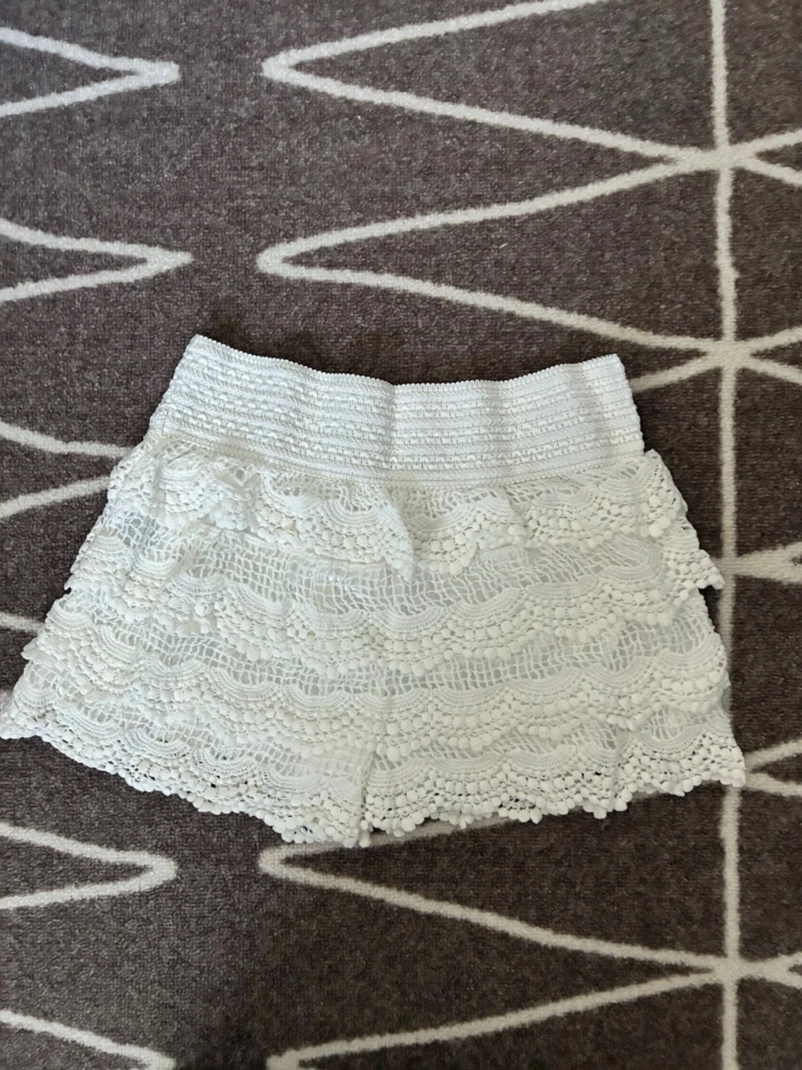 Vita virkade shorts med volang - 1