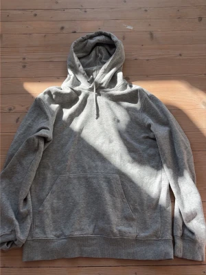 Grå hoodie relaxed fit från HM - Grå hoodie storlek S.