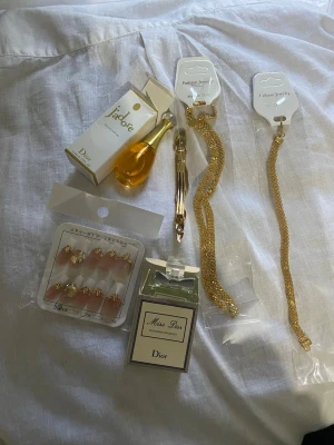 18k guldpläterad set halsband och armband X länk. Två parfymer. Nagel, hårspänne. - Alla är hög kvalitativa produkter. Paket pris