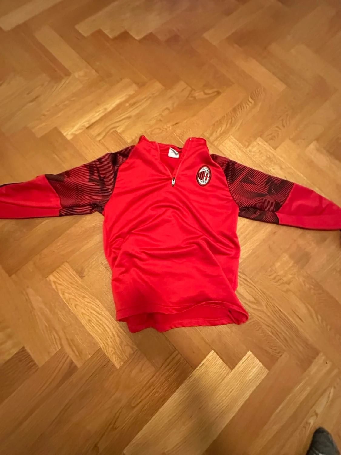 Röd AC Milan träningströja 