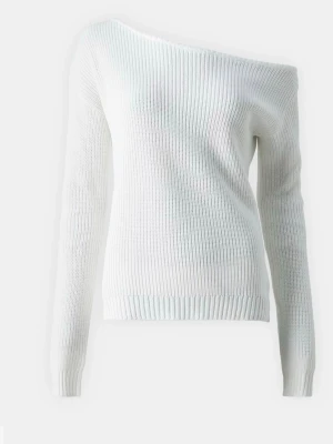 Vit off shoulder stickad tröja - Säljer en vit stickad tröja från Even&Odd med off shoulder-design och långa ärmar. Tröjan har ribbstickade muddar vid ärmslut och nederkant. Perfekt för dig som gillar en trendig och avslappnad stil.