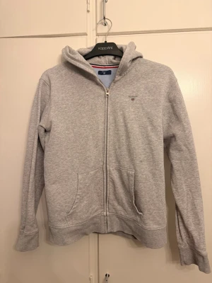 Ljusgrå zip-hoodie från Gant - Gant kofta S