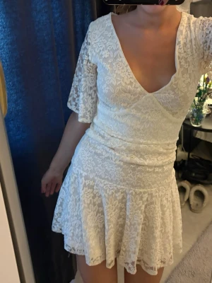 Fin vit spetsklänning - Säljer denna klänning som är V-ring formad samt i spets material. Perfekt på sommaren, kanske till midsommar😜😜