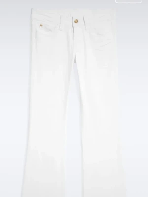 Vita bootcut jeans från Cheap Monday - Säljer ett par vita bootcut jeans från Cheap Monday med klassisk femficksdesign och svart logga med döskalle på bakfickan. Jeansen har normal midja och är tillverkade i stretchig denim för skön passform. Perfekta för dig som vill sticka ut med en clean look.